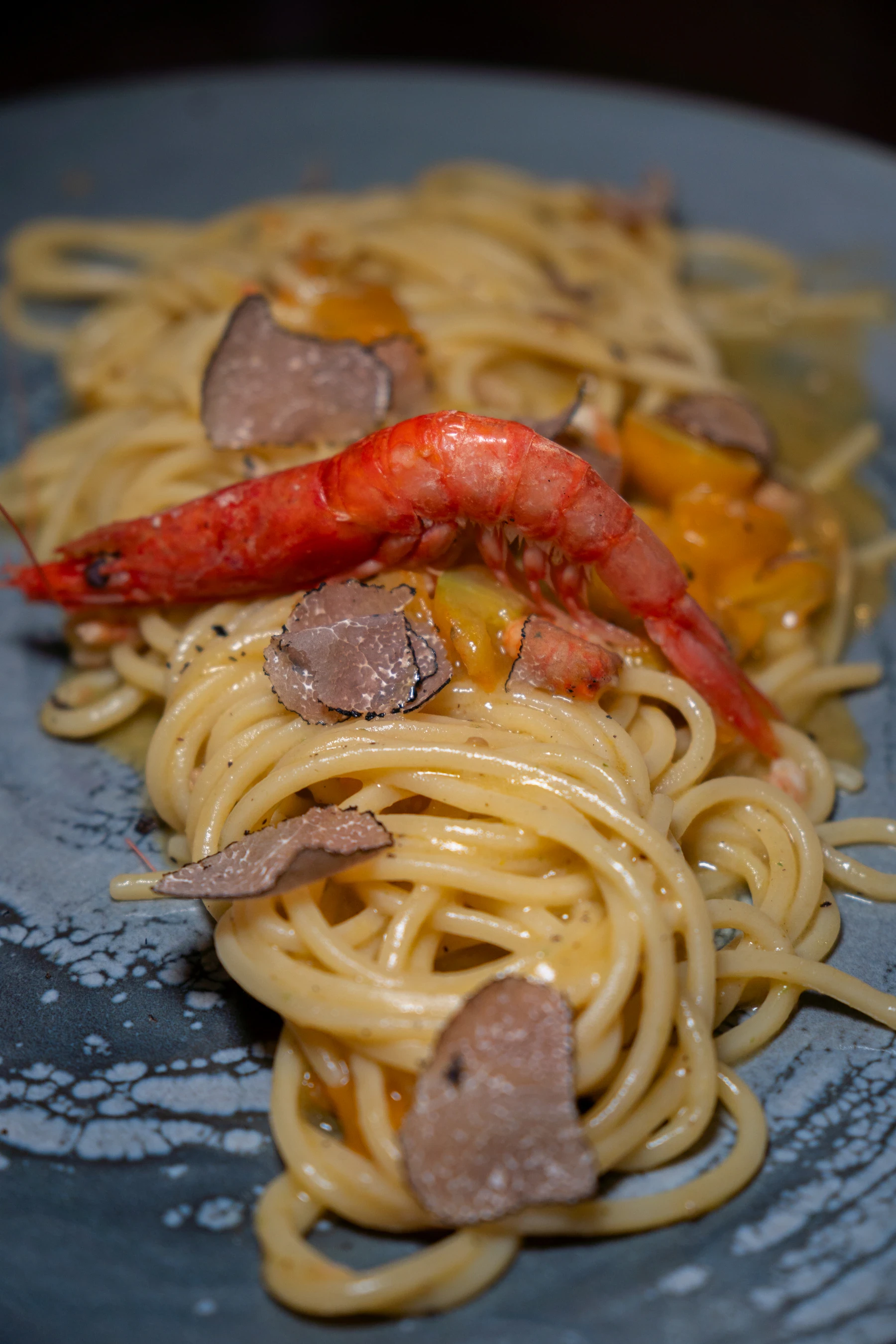 Spaghettoni ai gamberi rossi con datterino giallo e tartufo nero del Pollino