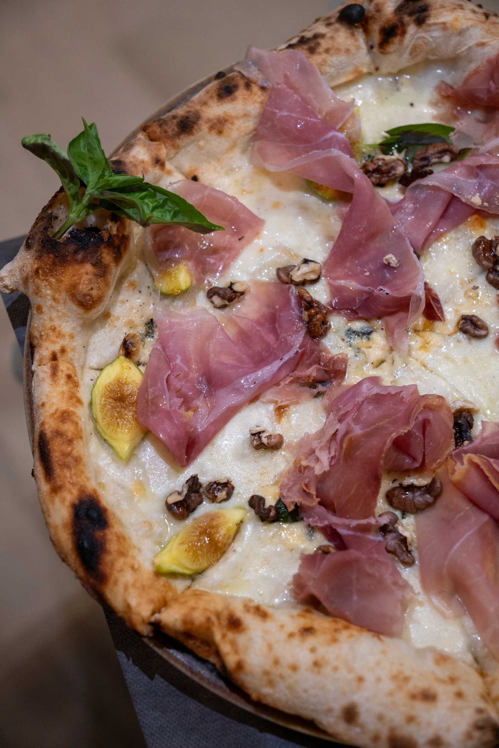 Pizza con prosciutto, fichi e noci di Le Mimose