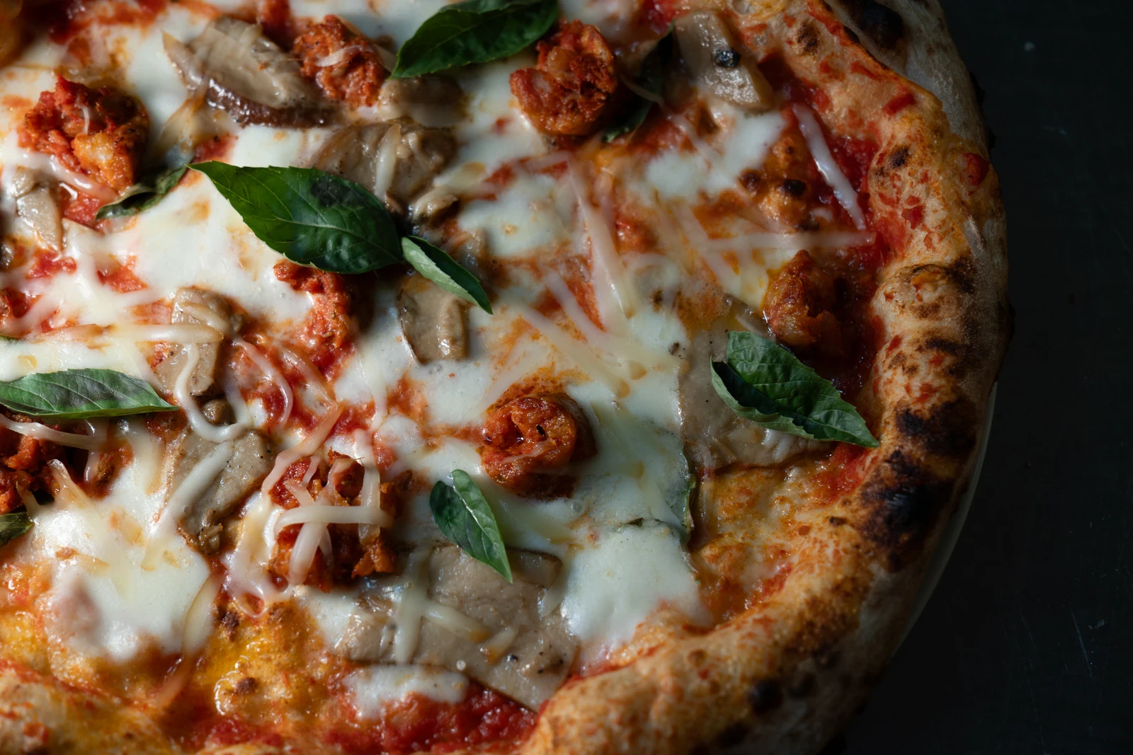 Pizza con funghi, salsiccia e basilico di Le Mimose